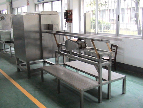 Vibrating conveyor for peeled lychees