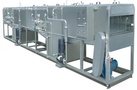 Continuous spraying sterilizer for fruit juice